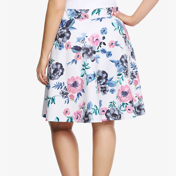 Torrid Mini Floral Skater Skirt Scuba Size 1 1X - Picture 2 of 7